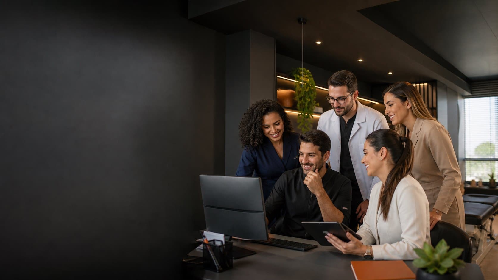 Equipe multidisciplinar organizando uma clínica com tecnologia
